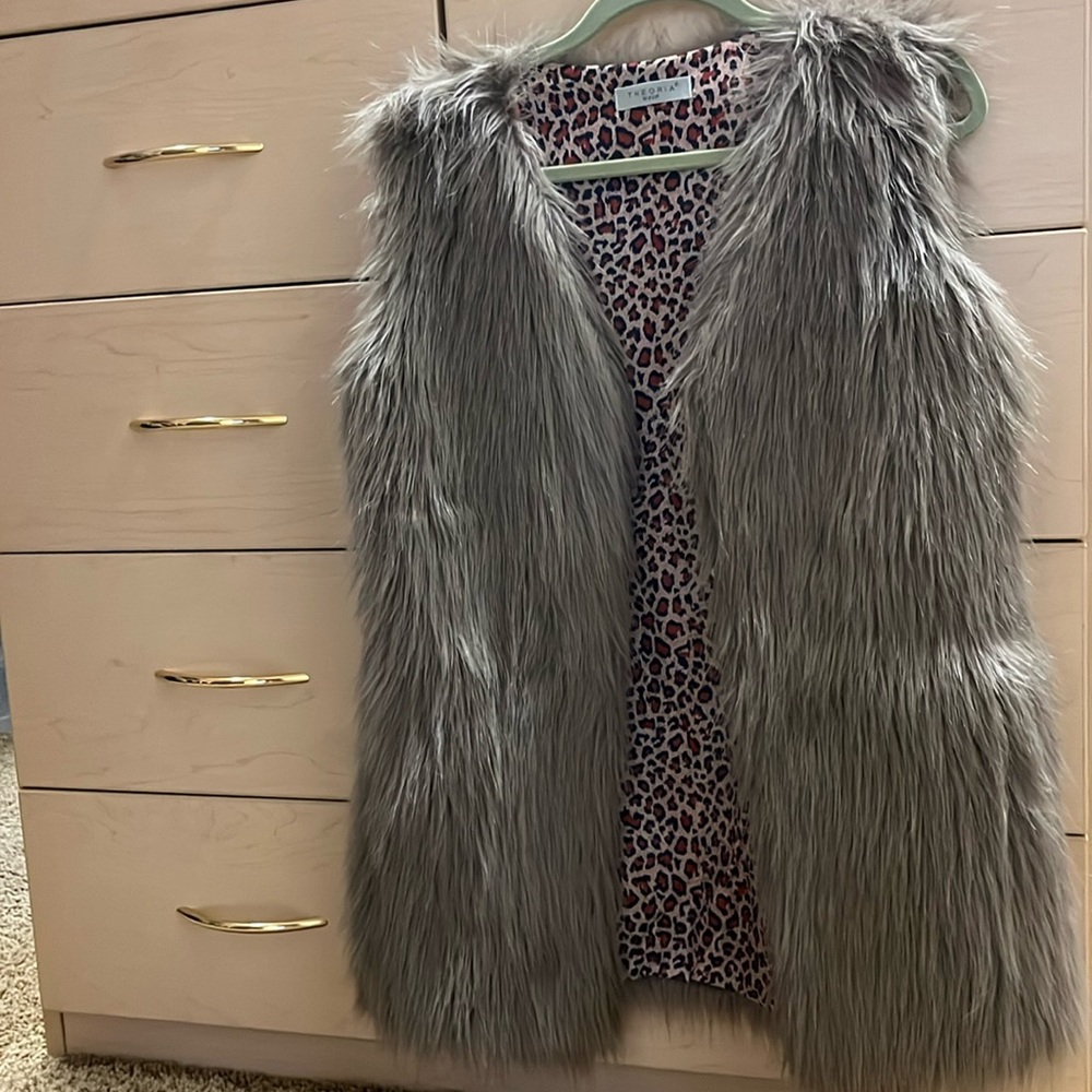 Theoria faux fur open front vest with animal print lining, size large -Gorgeous!